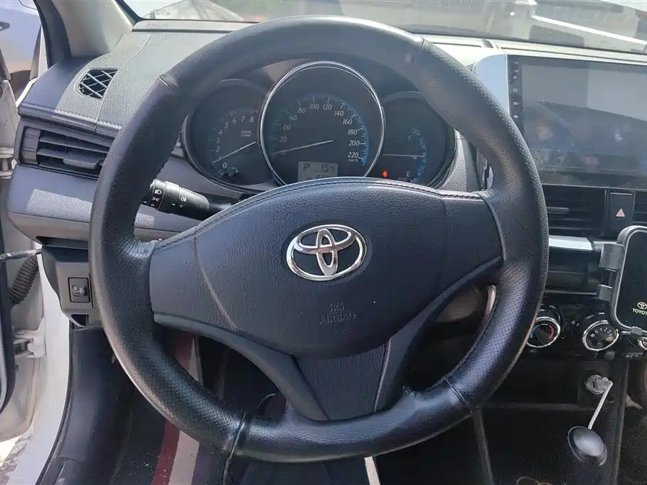 Toyota Yaris L 2017 — фото 15