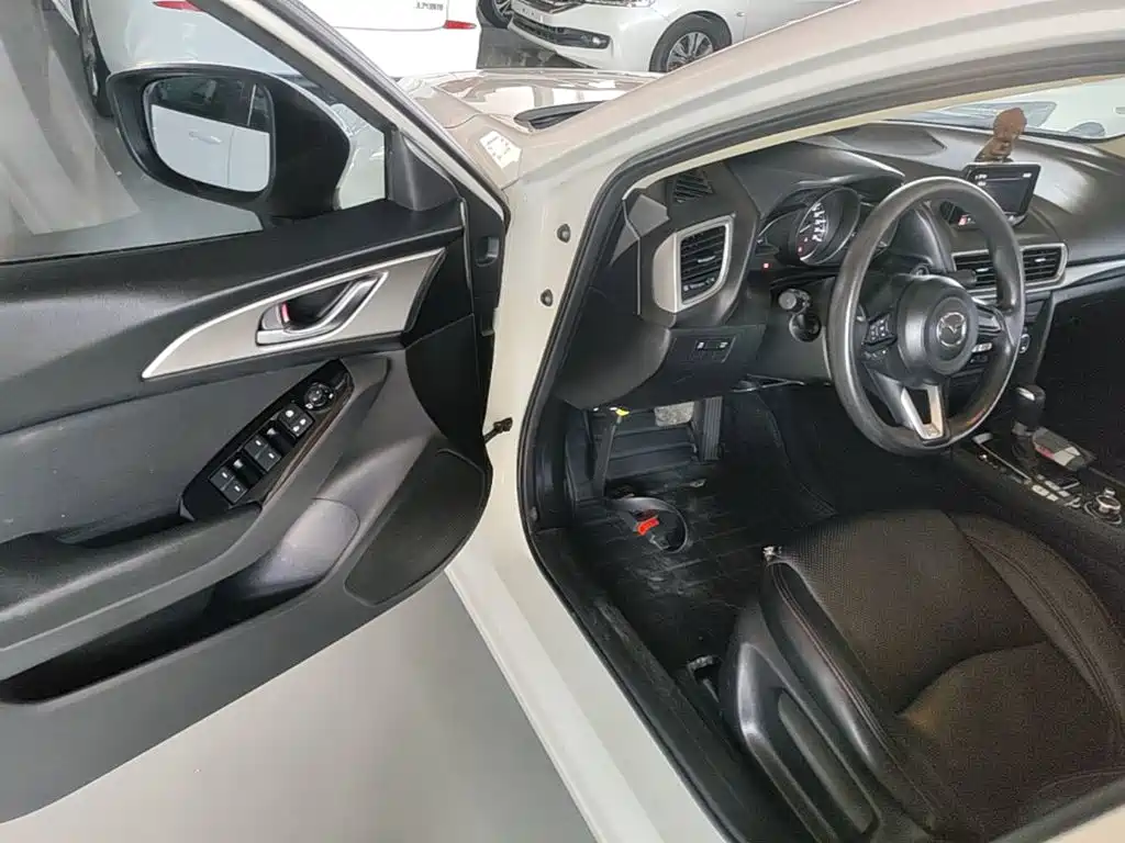 Mazda 3 Axela 2018 — фото 16