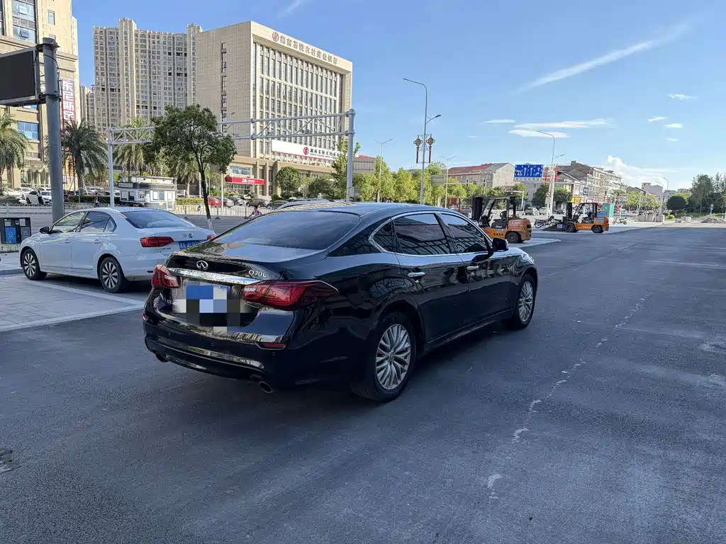 Infiniti Q70 2015