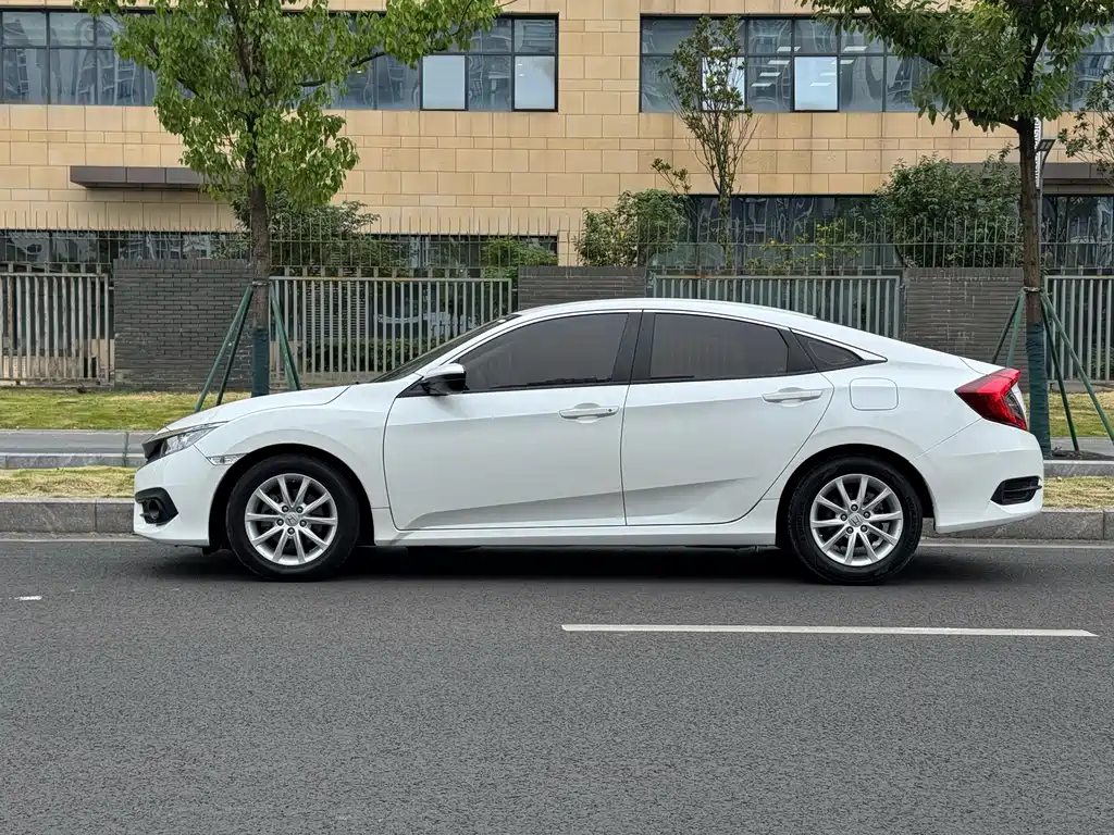 Honda Civic 2019 — фото 18