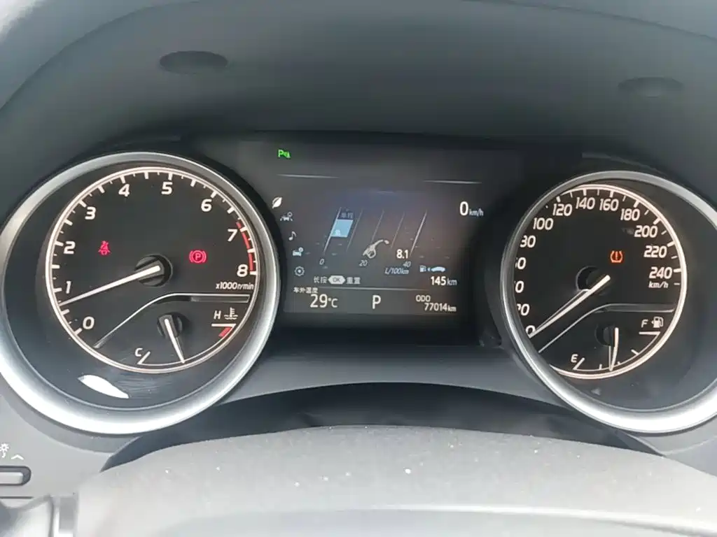 Toyota Camry 2018 — фото 12