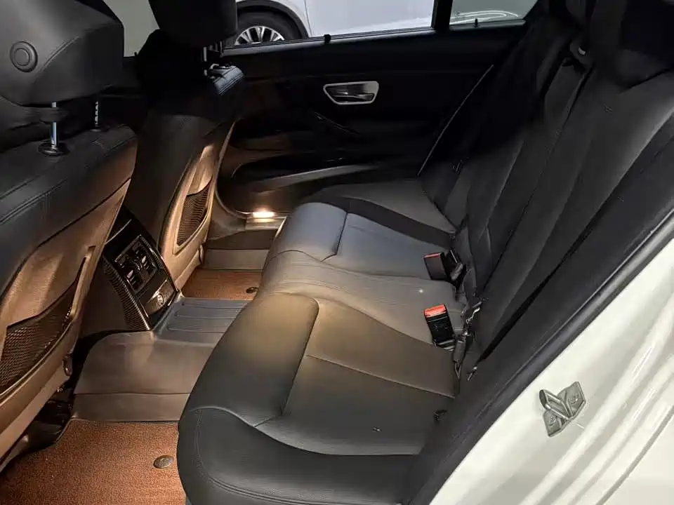 BMW 3 Series 2018 — фото 10