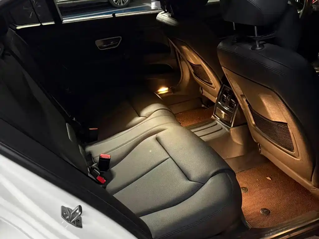 BMW 3 Series 2018 — фото 13
