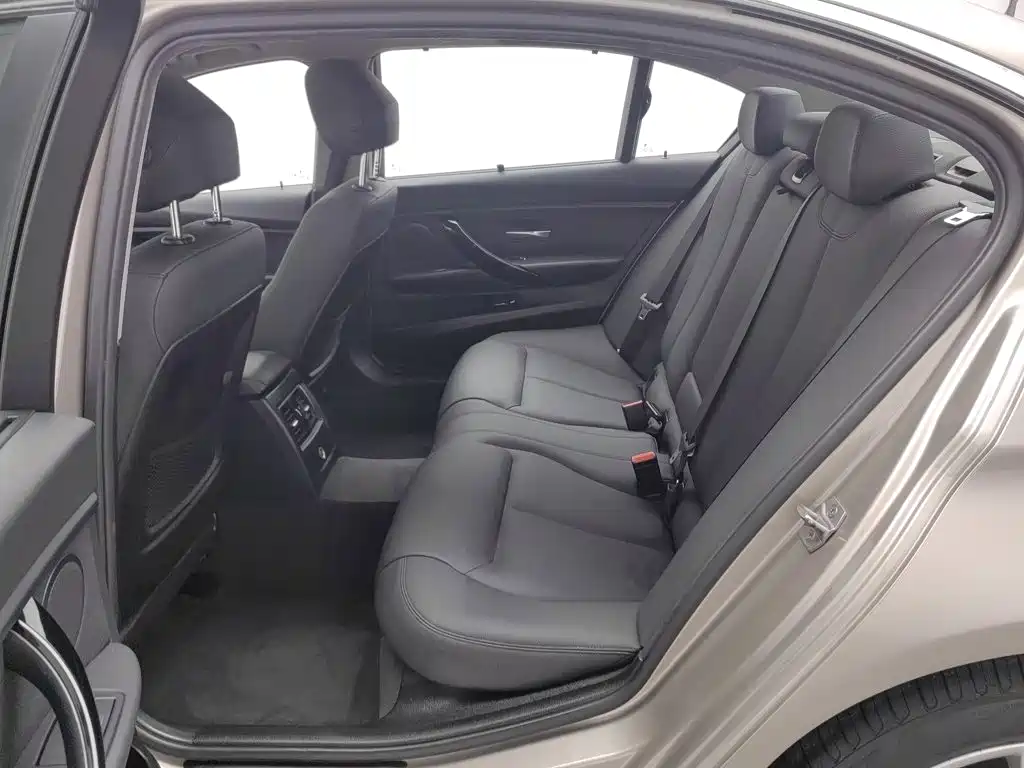 BMW 3 Series 2017 — фото 15