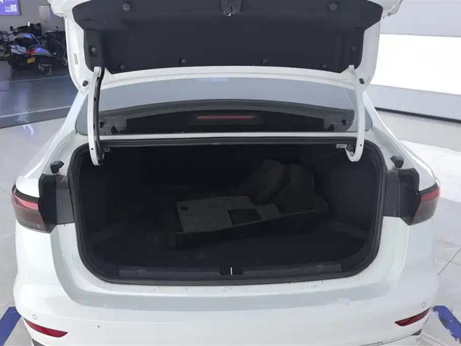 Geely Emgrand 2025