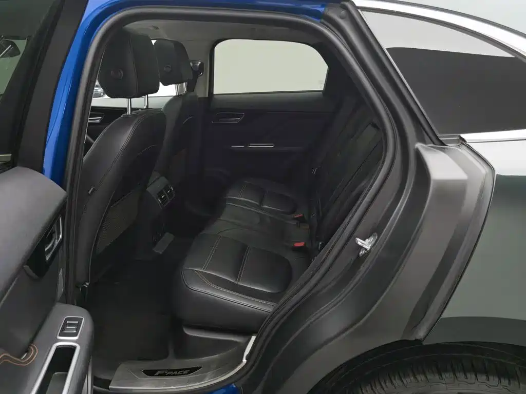 Jaguar F-PACE 2018 — фото 15
