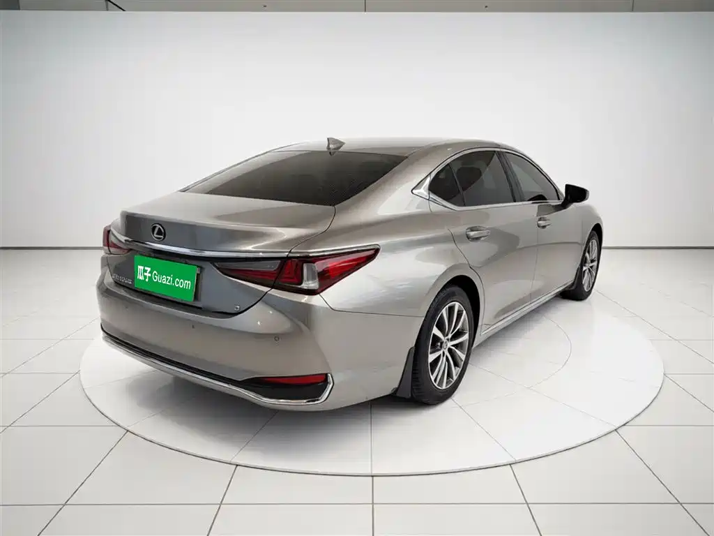 Lexus ES 2018 — фото 7