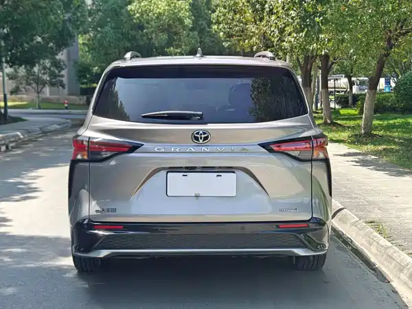 Toyota Granvia 2024