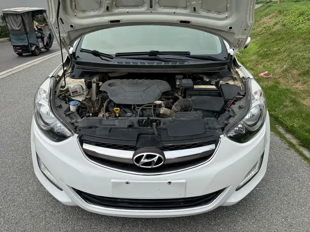 Hyundai Elantra 2015 — фото 18