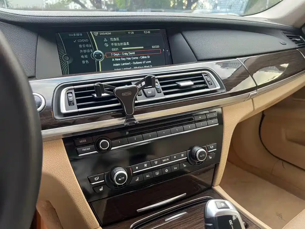 BMW 7 Series 2010 — фото 22