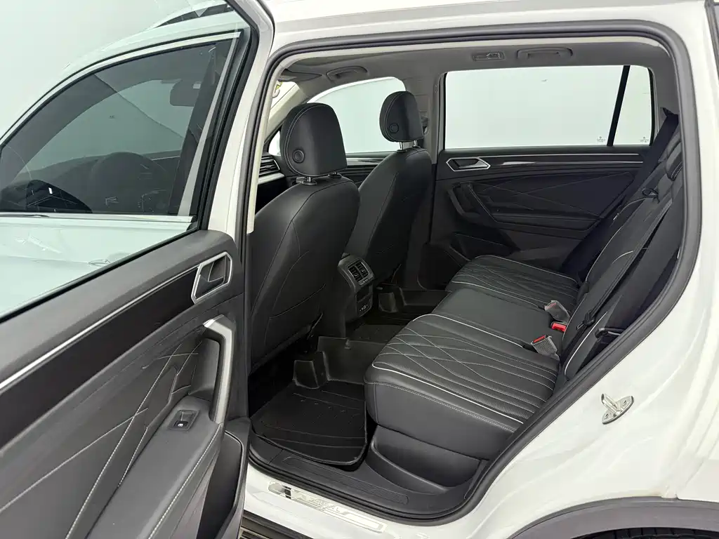 Volkswagen Tiguan L 2022 — фото 12