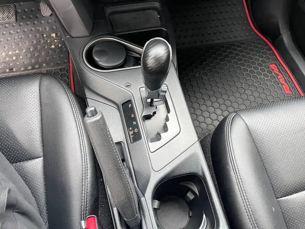 Toyota RAV4 2016 — фото 12