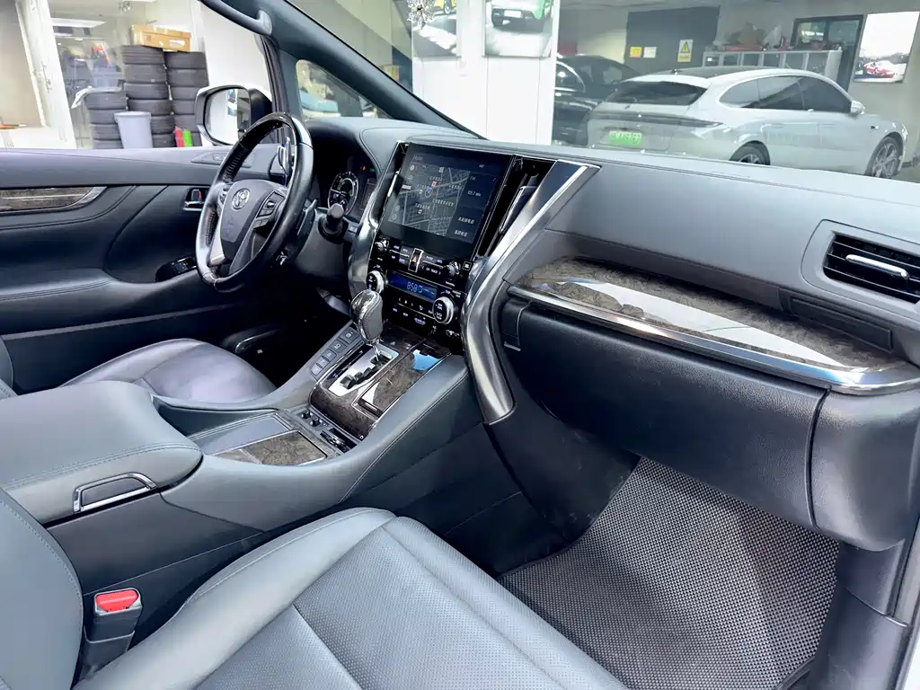 Toyota Alphard 2022 — фото 25