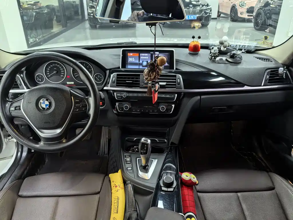 BMW 3 Series 2018 — фото 10