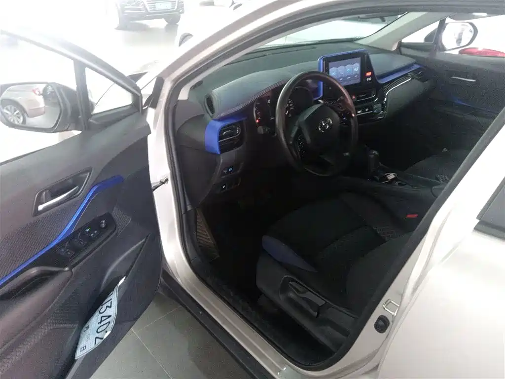Toyota C-HR 2021 — фото 12