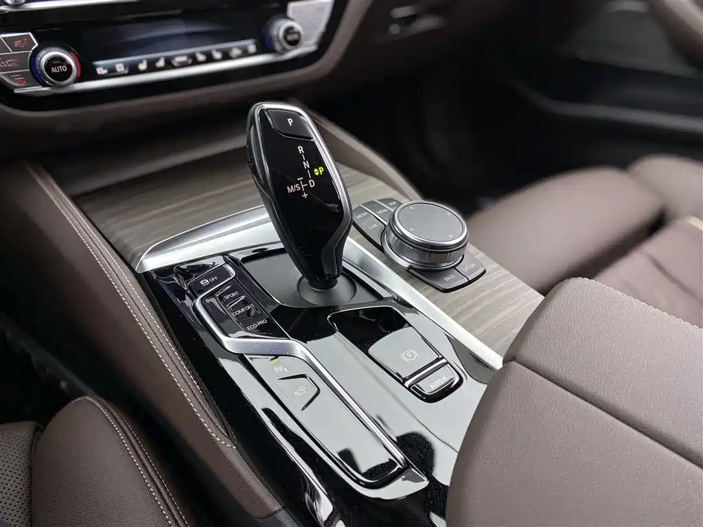 BMW 5 Series 2023 — фото 10