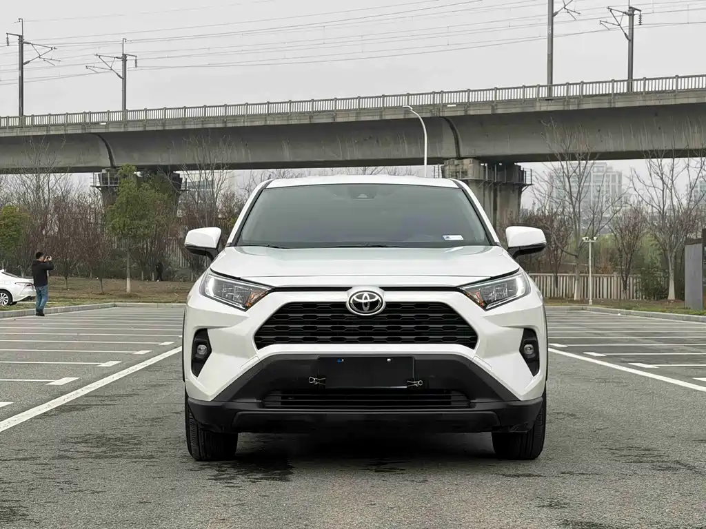 Toyota RAV4 2024 — фото 2