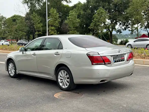 Toyota Crown 2013