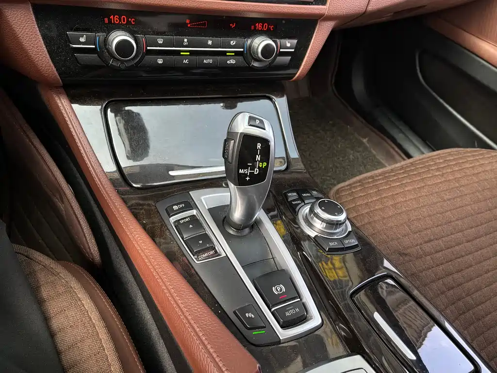 BMW 5 Series 2017 — фото 10