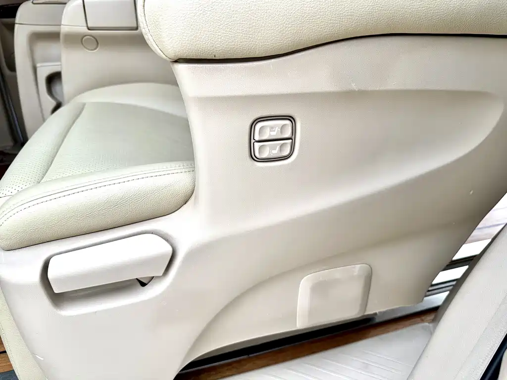 Toyota Alphard 2010 — фото 20