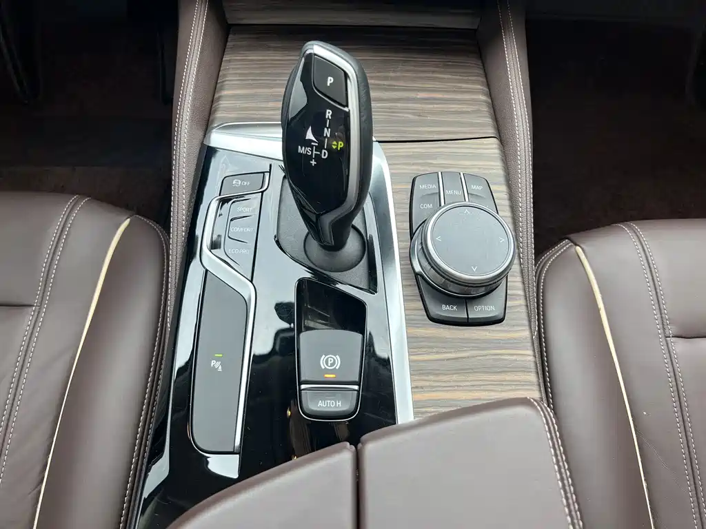 BMW 5 Series 2020 — фото 16
