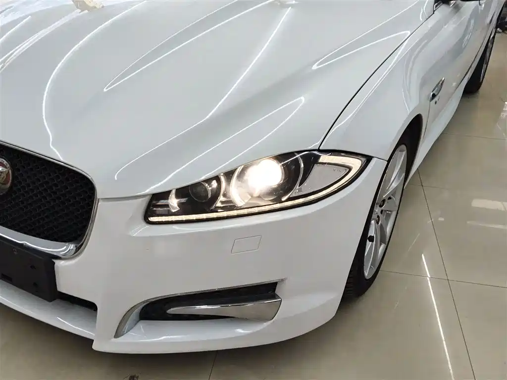 Jaguar XF 2014 — фото 18
