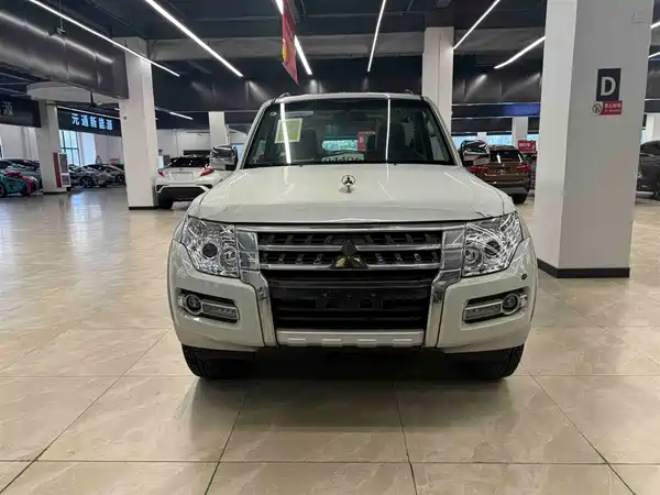 Mitsubishi Pajero 2020