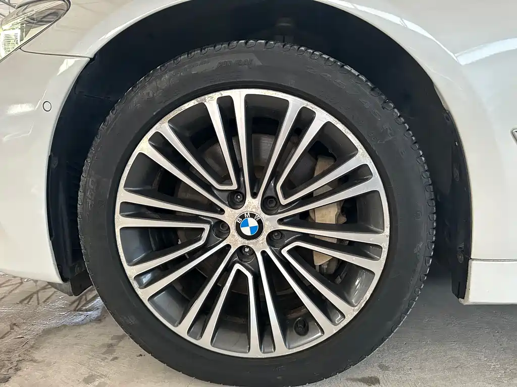 BMW 5 Series 2018 — фото 15
