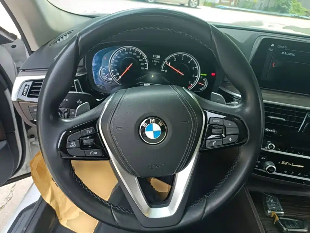 BMW 5 Series 2017 — фото 11