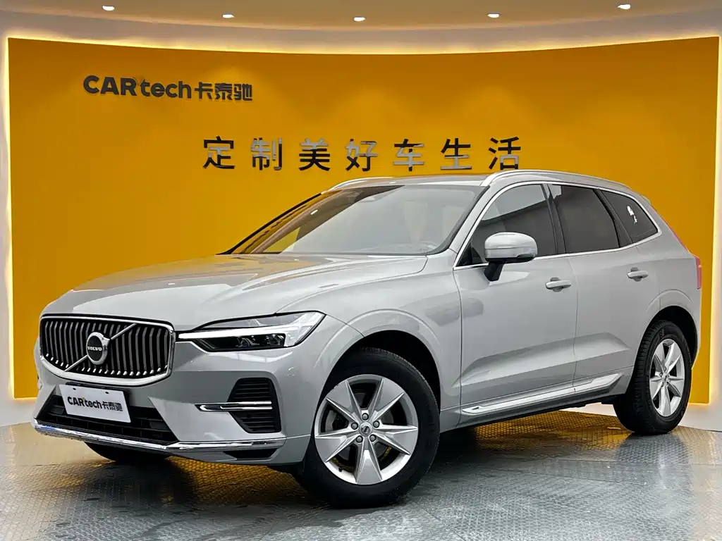 Volvo XC60 2022 — фото 1