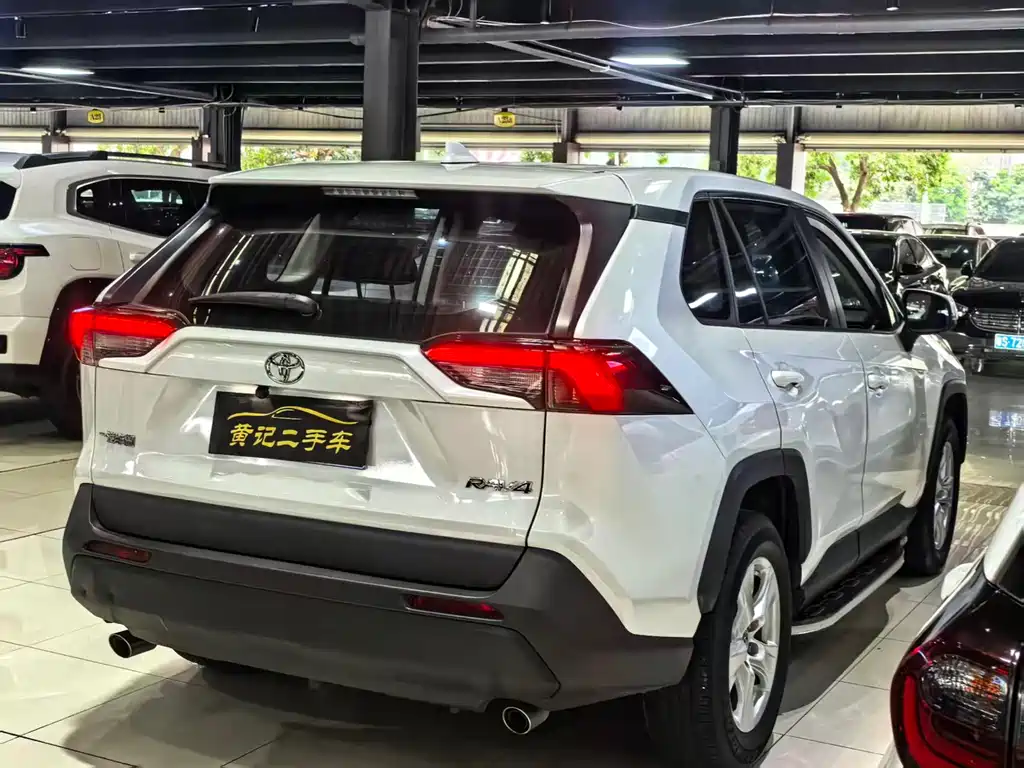 Toyota RAV4 2022 — фото 4