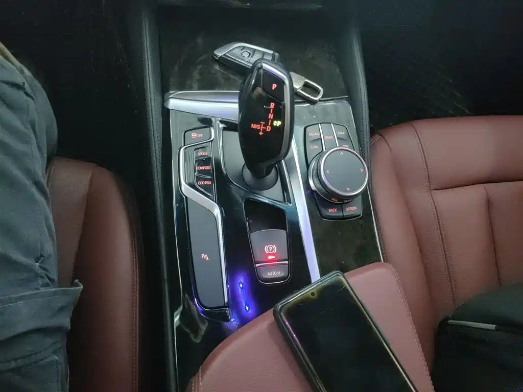 BMW 5 Series 2018 — фото 14