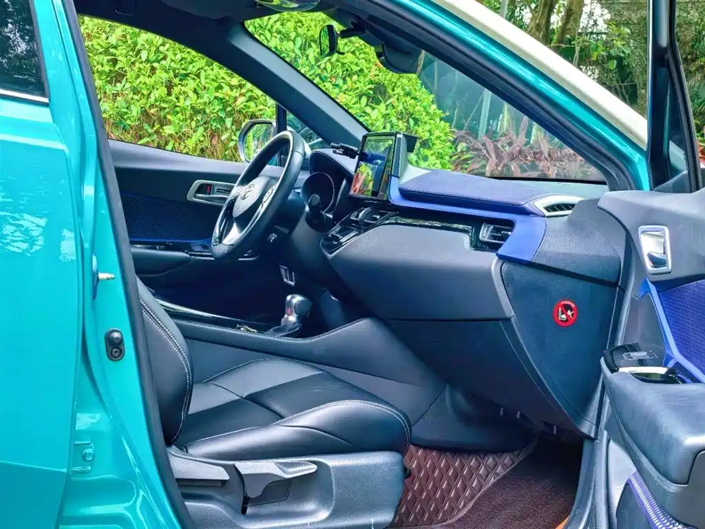 Toyota C-HR 2018 — фото 11