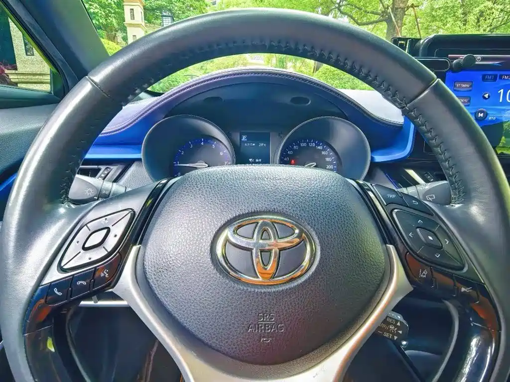 Toyota C-HR 2018 — фото 14