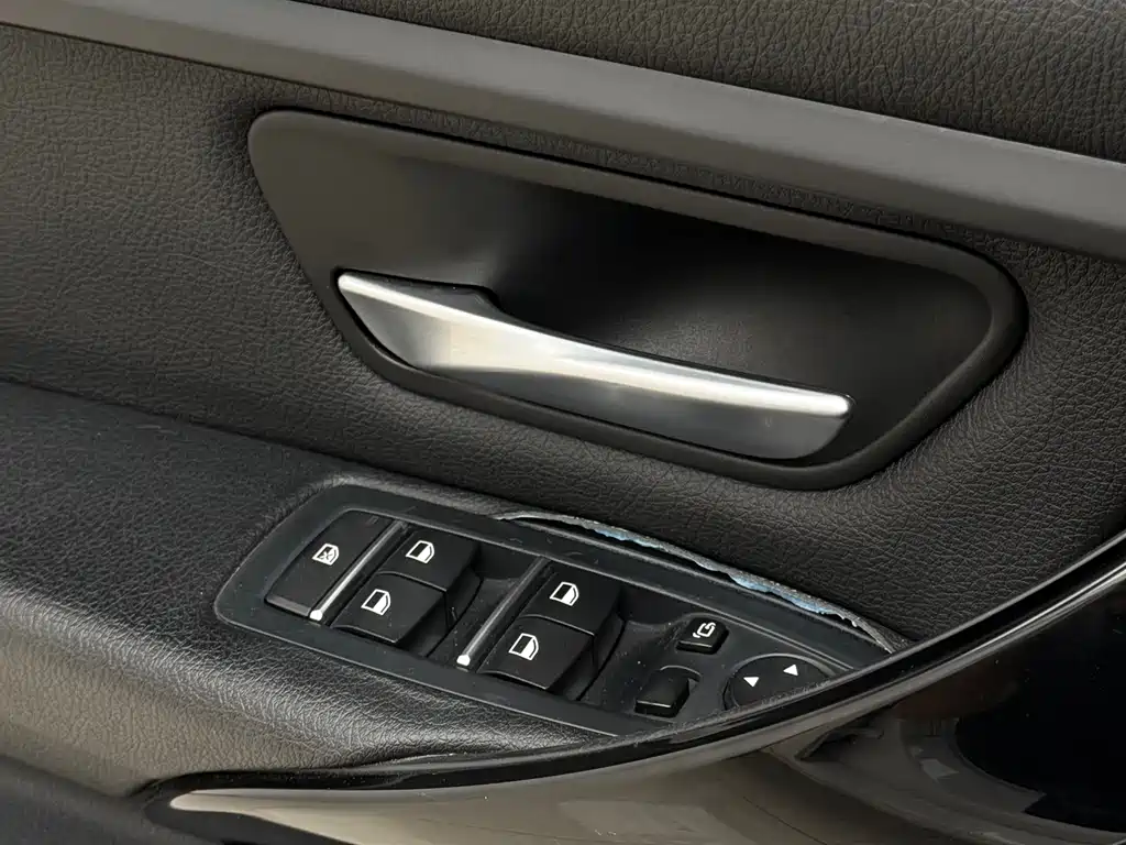 BMW 3 Series 2017 — фото 16