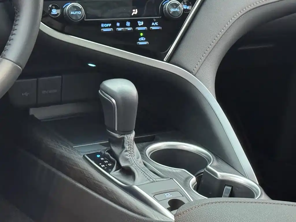Toyota Camry 2023 — фото 13