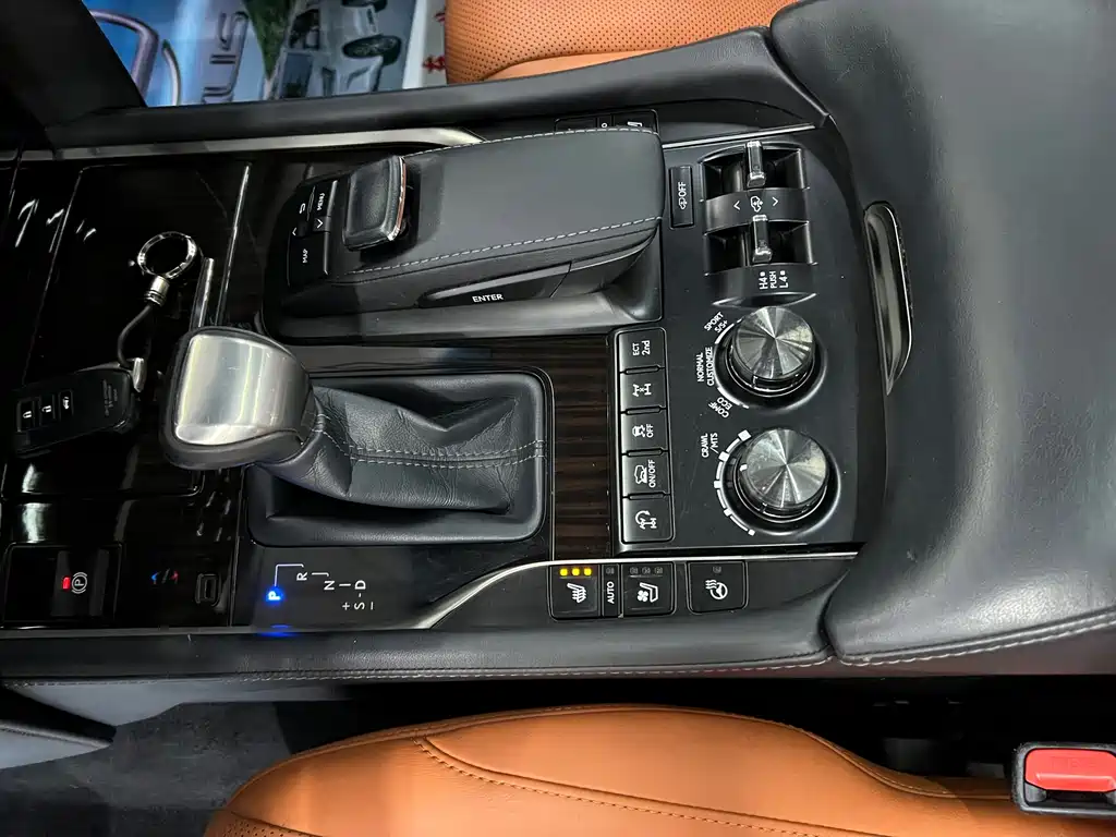 Lexus LX 2017 — фото 18