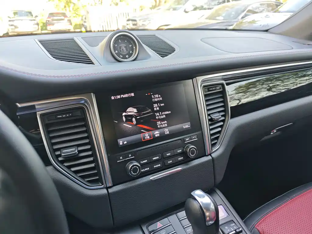 Porsche Macan 2018 — фото 18