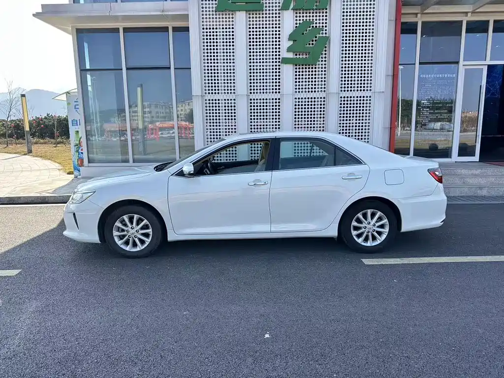 Toyota Camry 2016 — фото 8