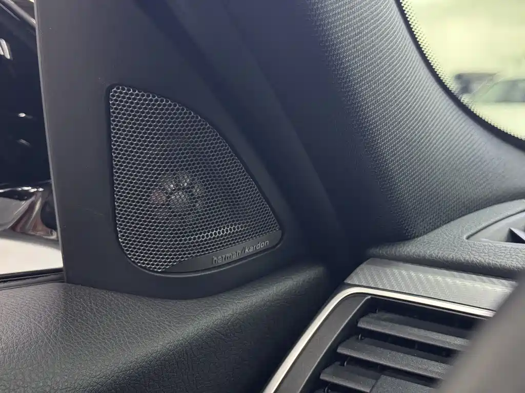 BMW 3 Series 2018 — фото 12