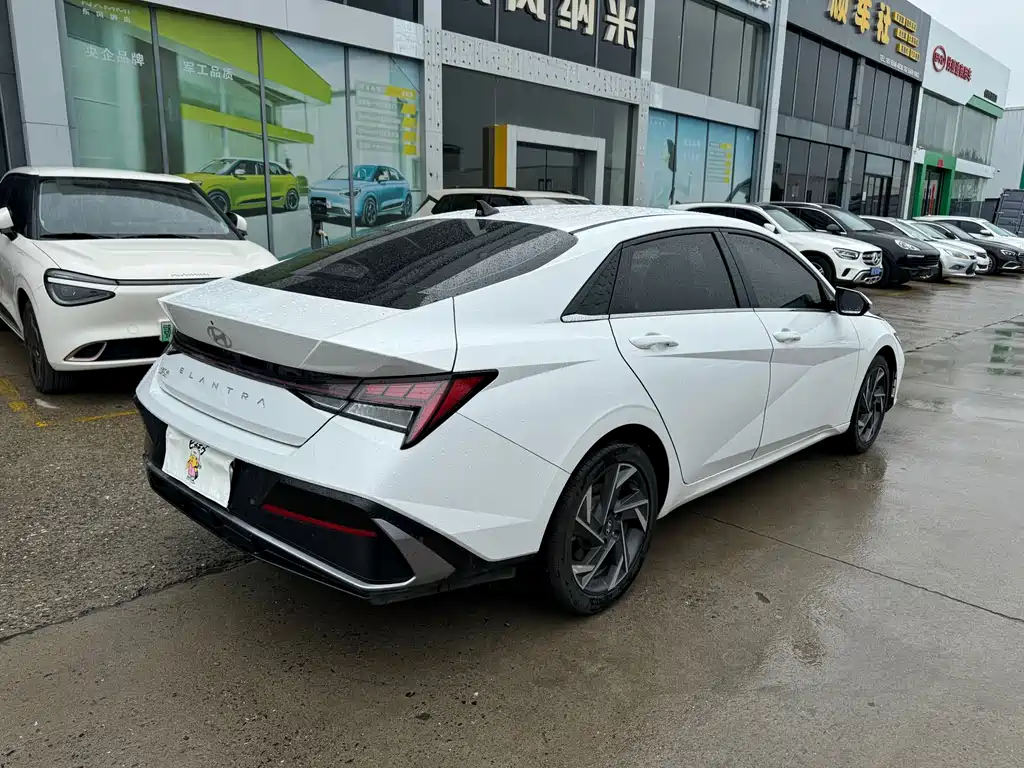 Hyundai Elantra 2023 — фото 13