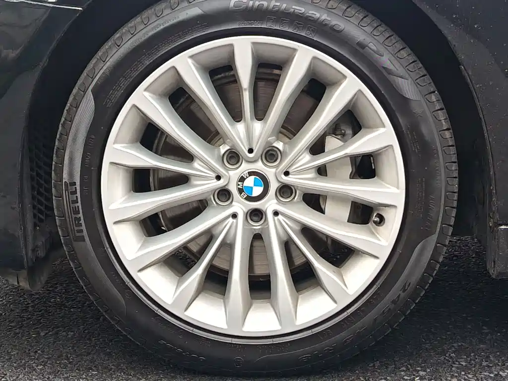 BMW 5 Series 2019 — фото 23