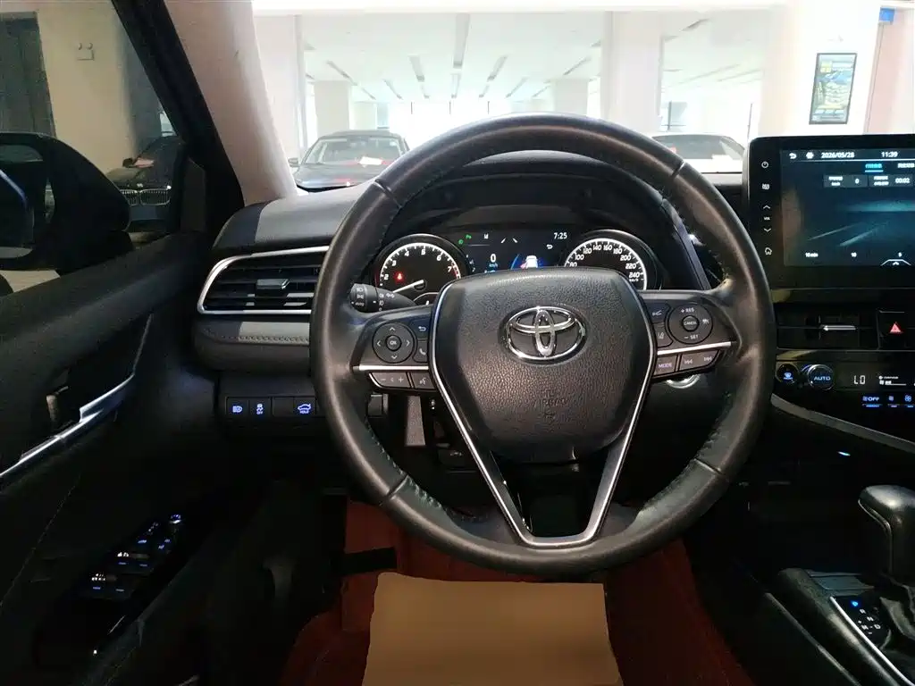 Toyota Camry 2023 — фото 11