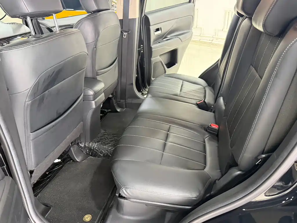 Mitsubishi Outlander 2023 — фото 15