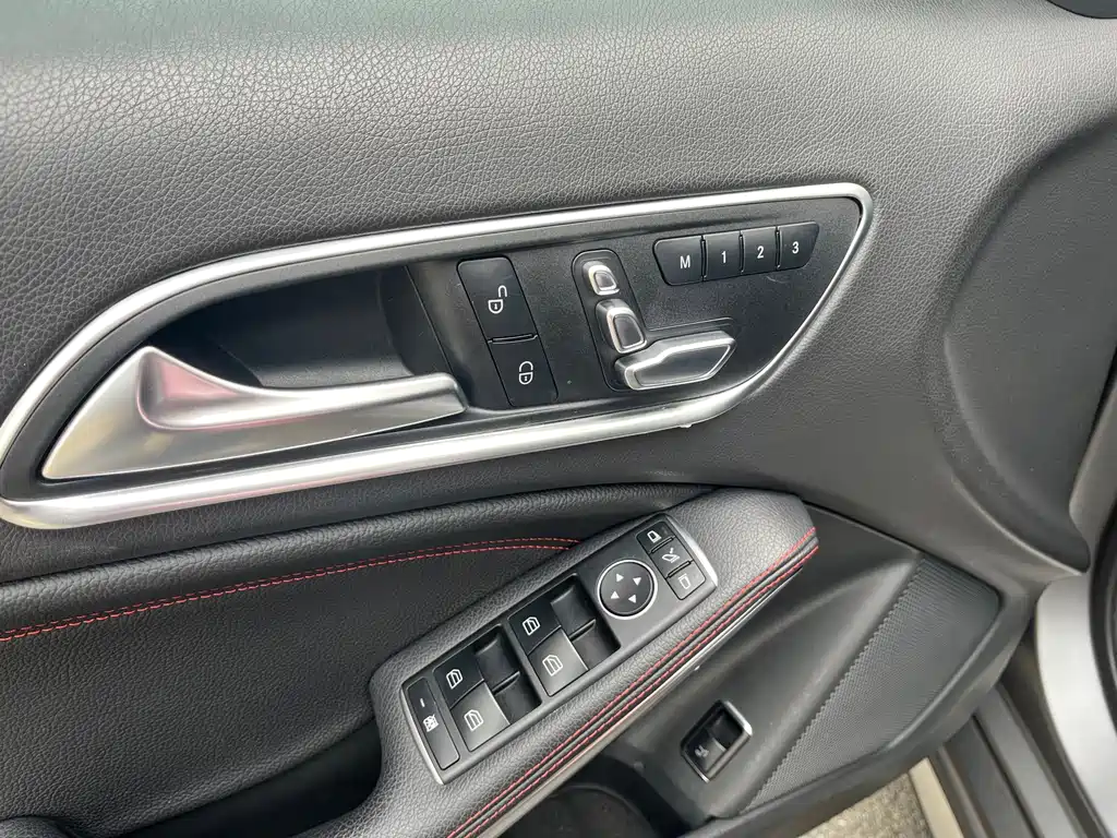 Mercedes-Benz GLA AMG 2018 — фото 19