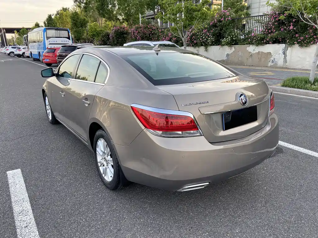 Buick LaCrosse 2010 — фото 6