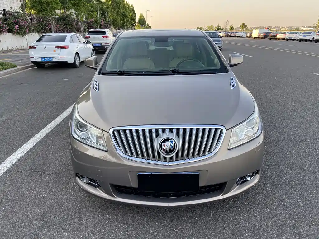 Buick LaCrosse 2010 — фото 2