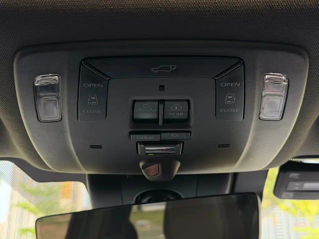 Toyota Sienna 2023 — фото 17