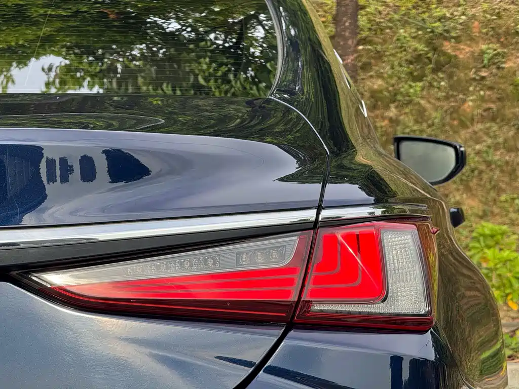 Lexus ES 2018 — фото 9