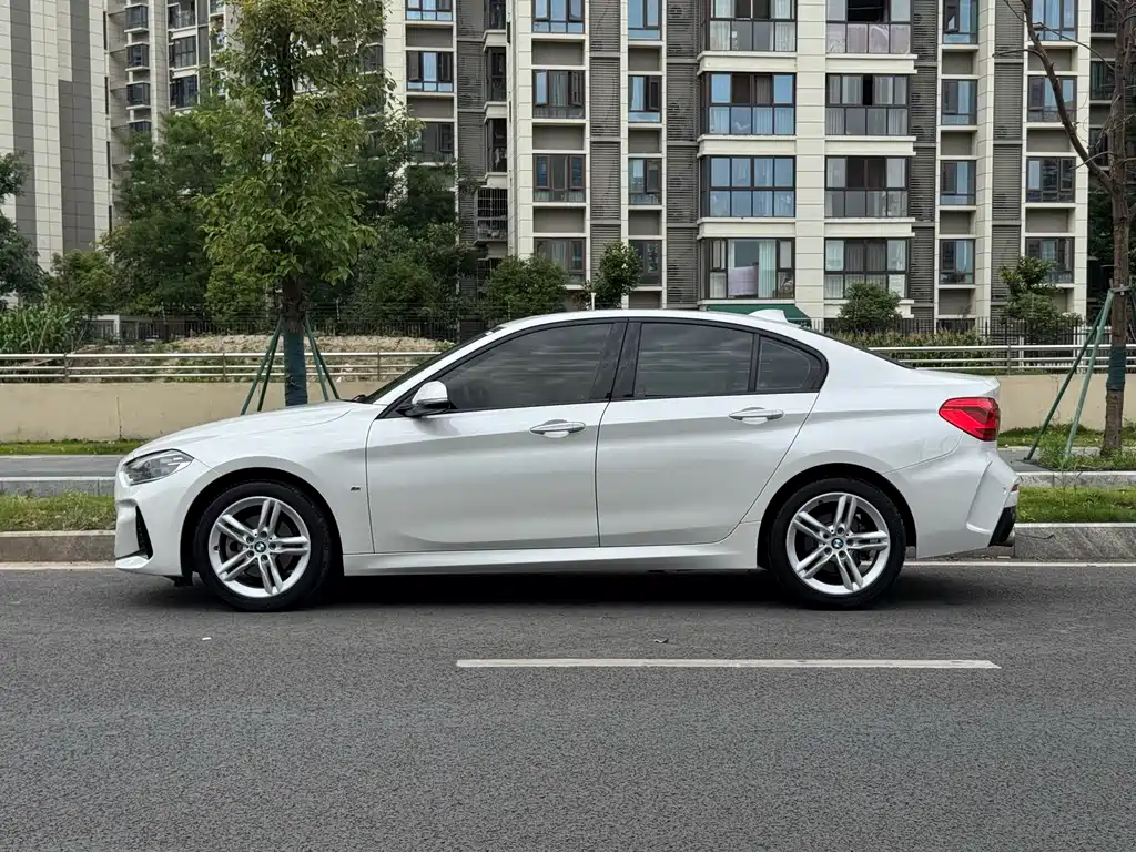 BMW 1 Series 2019 — фото 16